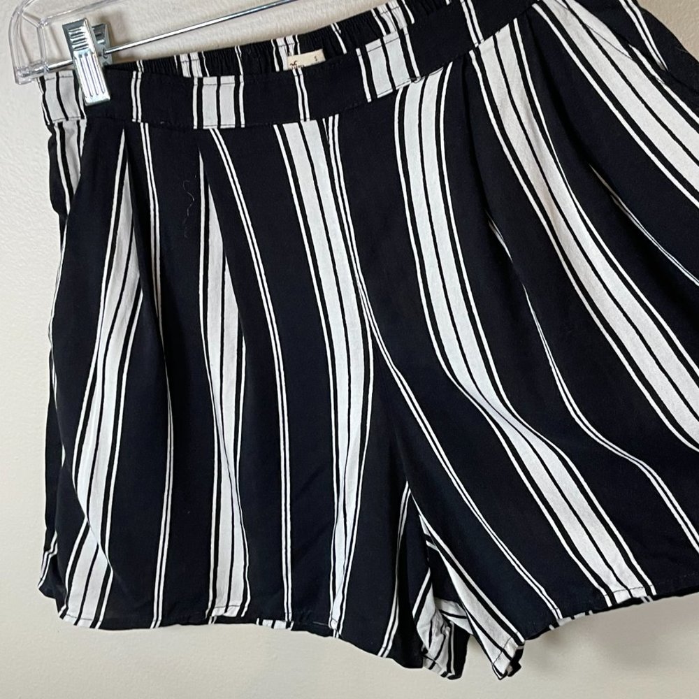 Hollister Black and White Striped Shorts - Picture 4 of 7